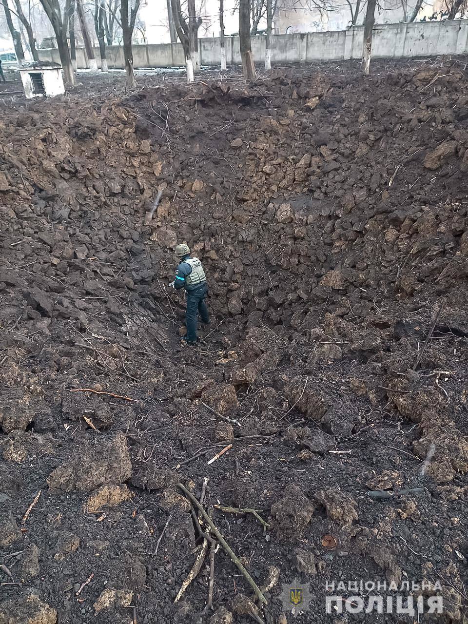 Mariúpol, ciudad circundada por las tropas ruras, en el sureste de Ucrania, se ha convertido en símbolo del horror de la guerra en Ucrania. Las imágenes de los ciudadanos depositando cadáveres envueltos en plásticos o en mantas en fosas comunes situadas a las afueras de la ciudad y de la gente peleándose por la comida, según confirmaba Cruz Roja, son las muestras más escalofriantes de las consecuencias del ataque ruso, iniciado el pasado 24 de febrero. En el resto del país, se repiten las imágenes de soldados y de gente de huye de sus hogares. 