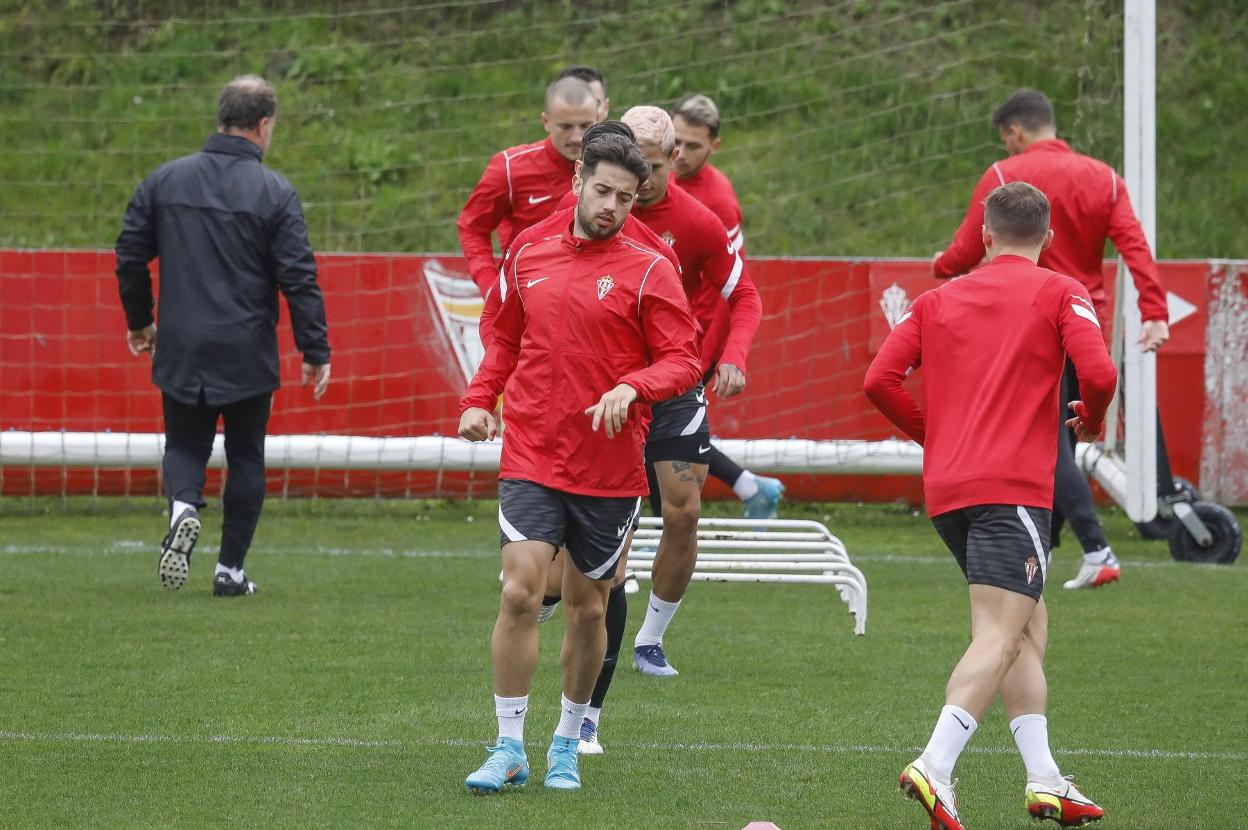 Jony Rodríguez, en el calentamiento previo a un entrenamiento reciente.