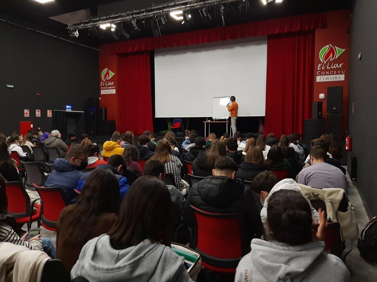 Alumnos de Bachiller y FP ayer, en el taller de prevención de la ludopatía impartido por Coto en El Llar. 