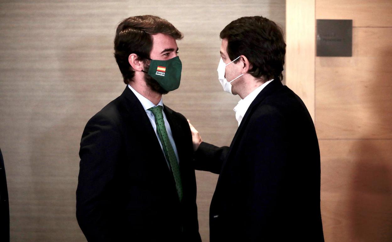 Juan García-Gallardo y Alfonso Fernández Mañueco, durante la reunión celebrada el pasado 23 de febrero en las Cortes de Castilla y León. 