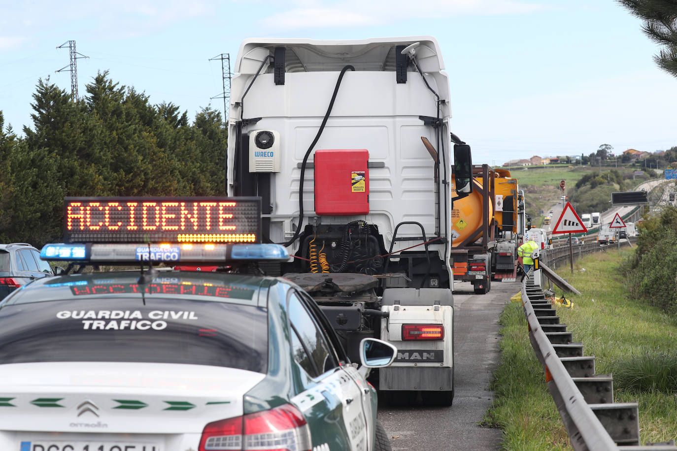 Dos mujeres han precisado asistencia sanitaria y han sido trasladadas al Hospital de Cabueñes tras un accidente en la 'Y' en el que se han visto implicados seis coches y un camión. El suceso ha tenido lugar en el punto kilométrico 386 de la A8, a la altura de Sotiello, dirección Gijón 