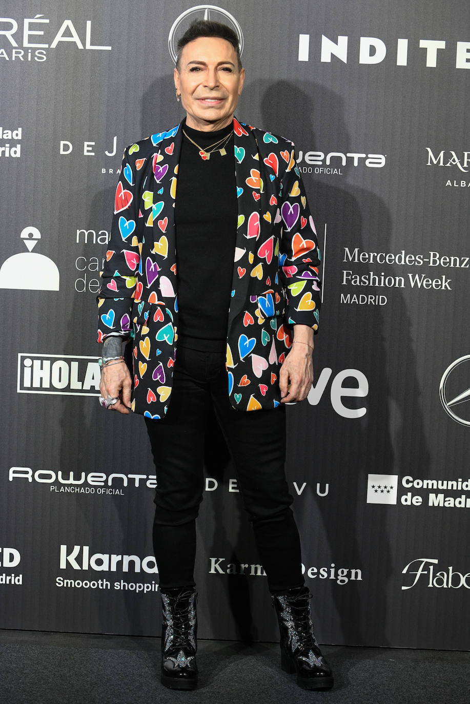 La hija de la infanta Elena, sentada en primera fila junto a otras influencers y rostros conocidos como Paula Echevarría. Victoria Federica no dejó de grabar con su móvil, aunque las cámaras fueron todas para ella.