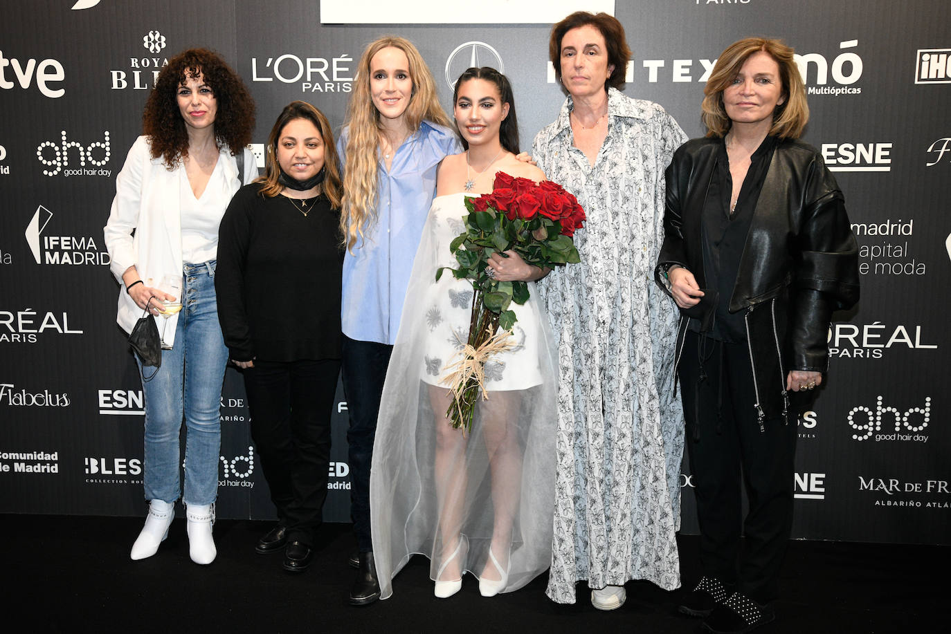 La hija de la infanta Elena, sentada en primera fila junto a otras influencers y rostros conocidos como Paula Echevarría. Victoria Federica no dejó de grabar con su móvil, aunque las cámaras fueron todas para ella.