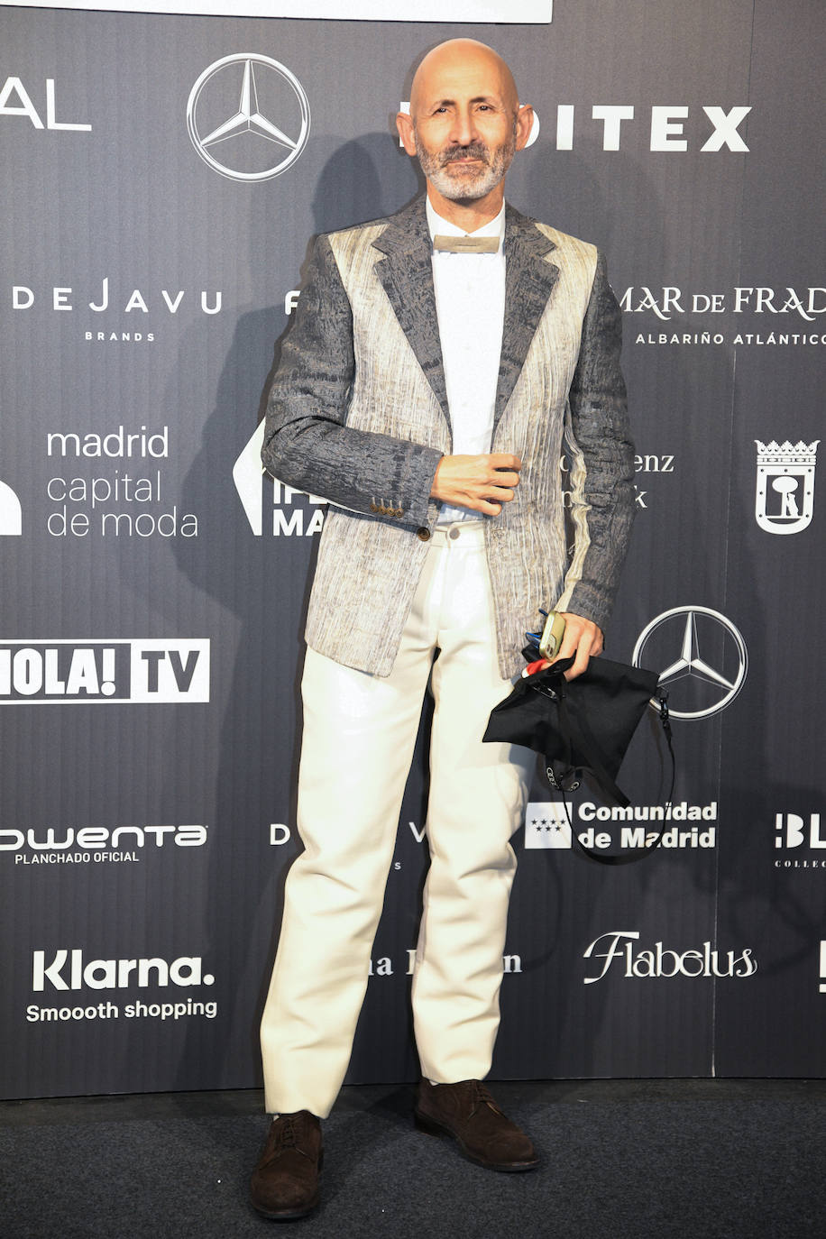 La hija de la infanta Elena, sentada en primera fila junto a otras influencers y rostros conocidos como Paula Echevarría. Victoria Federica no dejó de grabar con su móvil, aunque las cámaras fueron todas para ella.