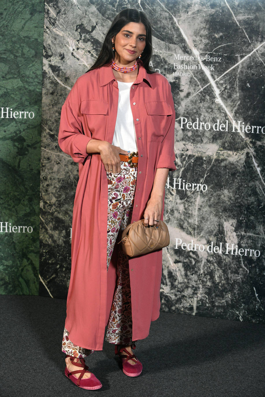 La hija de la infanta Elena, sentada en primera fila junto a otras influencers y rostros conocidos como Paula Echevarría. Victoria Federica no dejó de grabar con su móvil, aunque las cámaras fueron todas para ella.