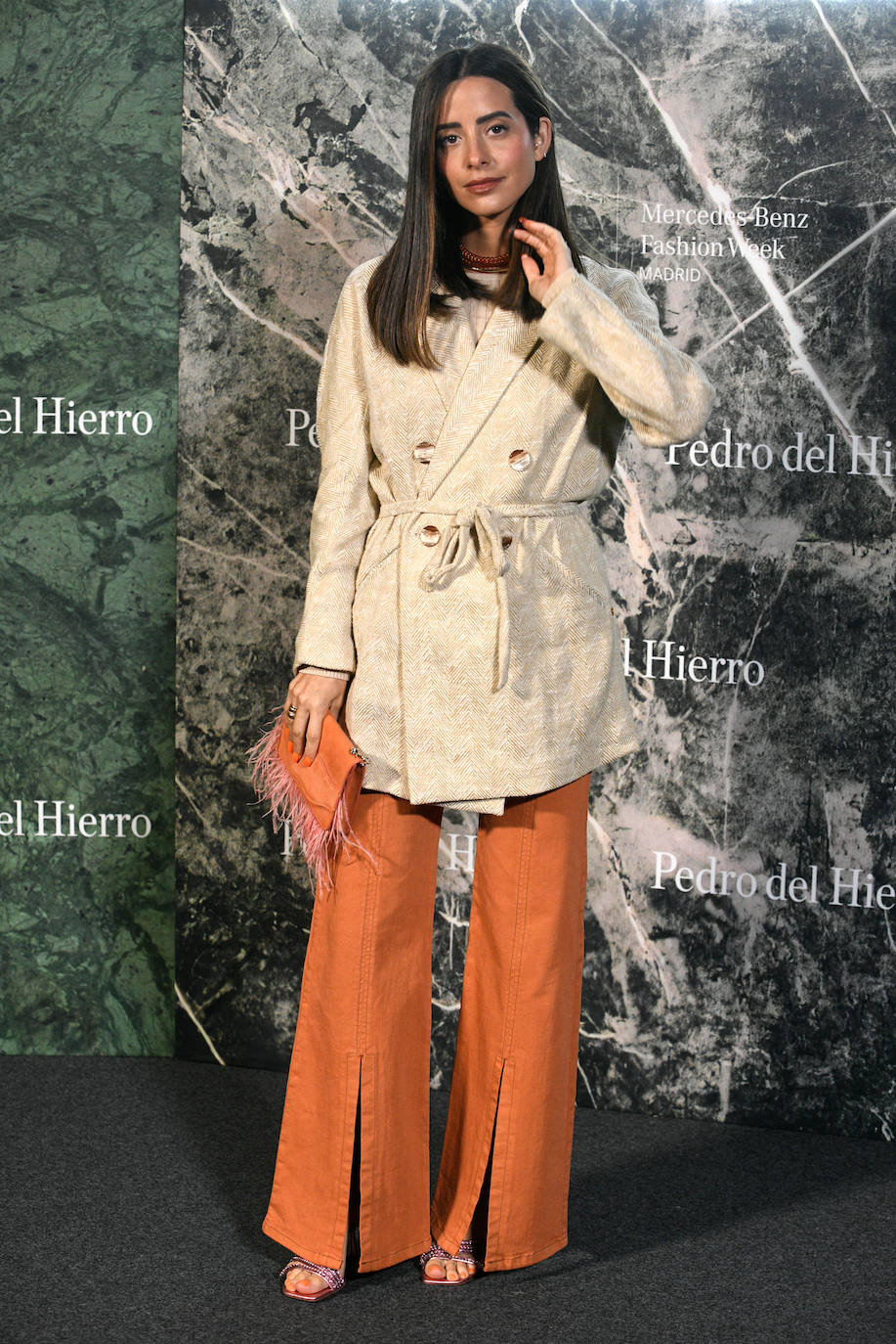 La hija de la infanta Elena, sentada en primera fila junto a otras influencers y rostros conocidos como Paula Echevarría. Victoria Federica no dejó de grabar con su móvil, aunque las cámaras fueron todas para ella.