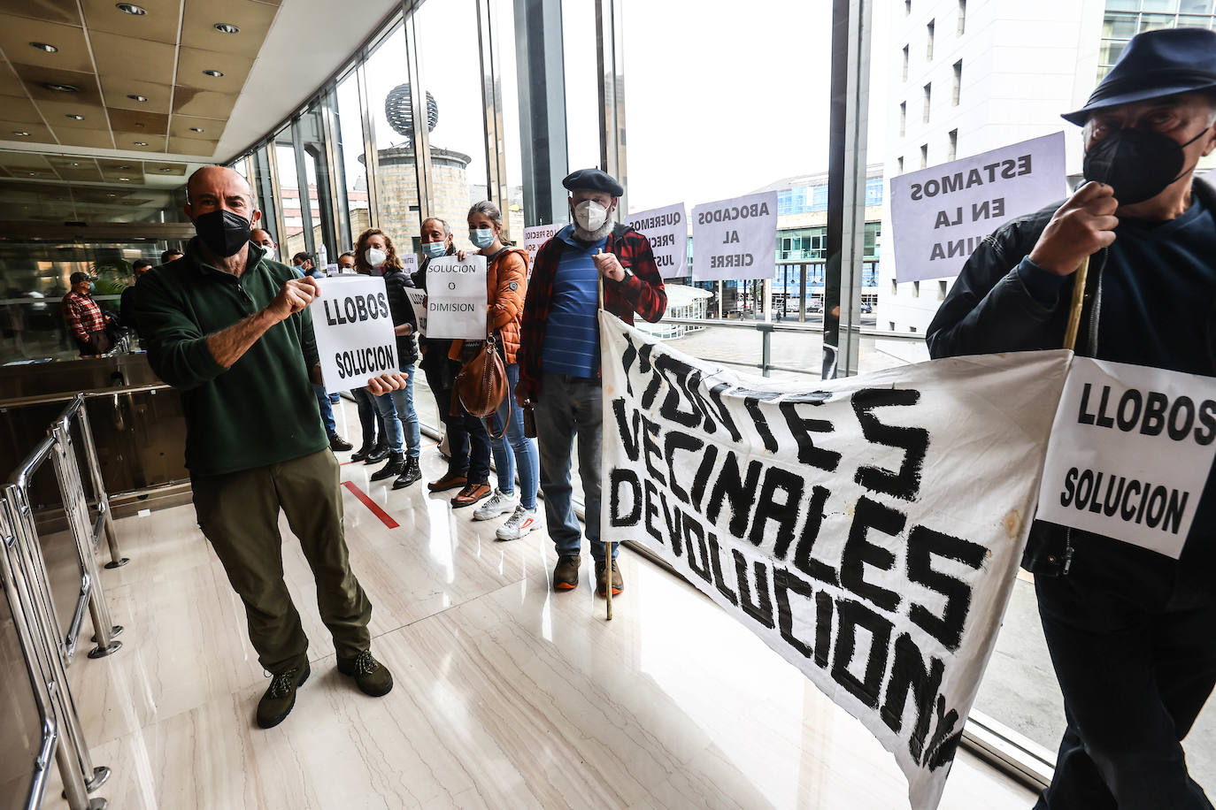 Los ganaderos asturianos se han concentrado este viernes en el simbólicamente el registro de la Consejería de Medio Rural y Cohesión Territorial en Oviedo. Han pedido «soluciones» para el sector y han exigido la dimisión del consejero Alejandro Calvo 