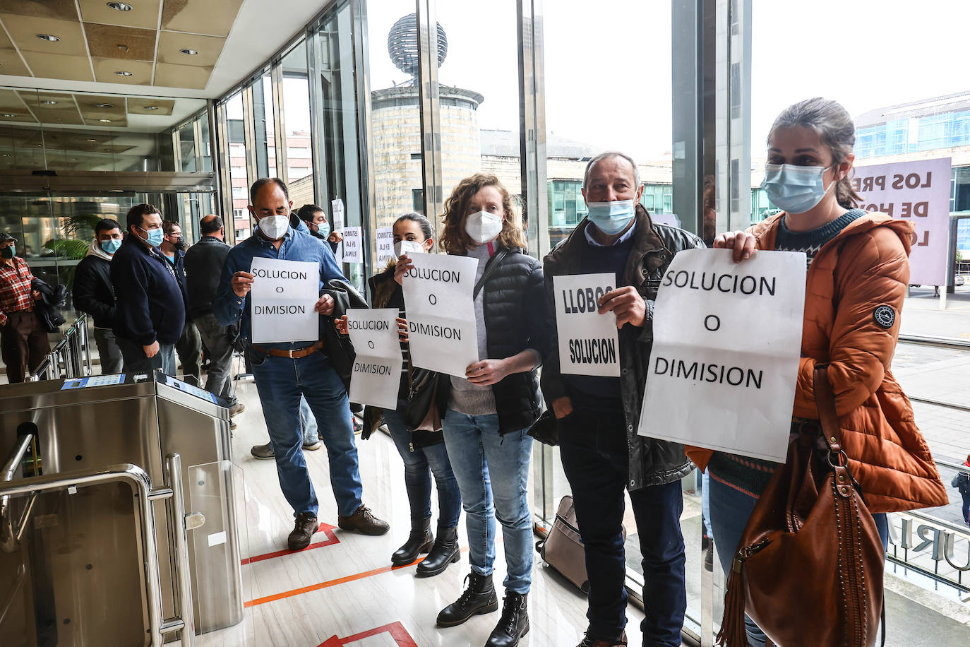 Los ganaderos asturianos se han concentrado este viernes en el simbólicamente el registro de la Consejería de Medio Rural y Cohesión Territorial en Oviedo. Han pedido «soluciones» para el sector y han exigido la dimisión del consejero Alejandro Calvo 