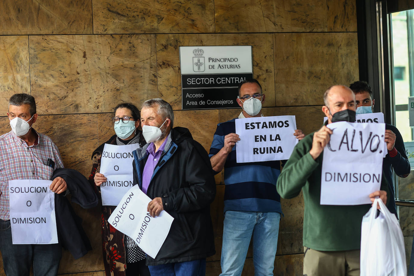 Los ganaderos asturianos se han concentrado este viernes en el simbólicamente el registro de la Consejería de Medio Rural y Cohesión Territorial en Oviedo. Han pedido «soluciones» para el sector y han exigido la dimisión del consejero Alejandro Calvo 