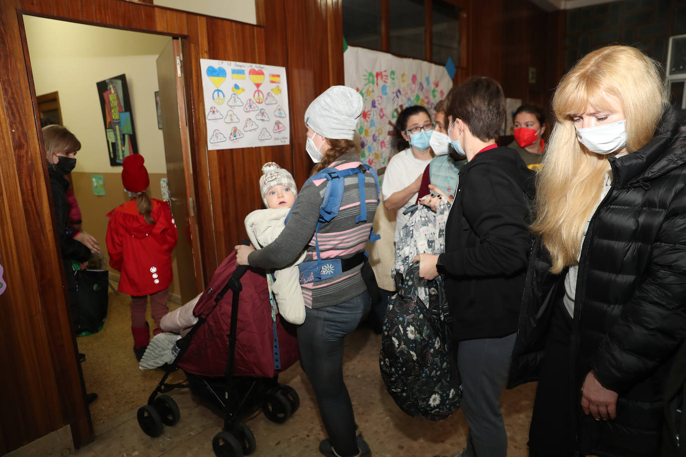 Más de 300 voluntarios han trabajado para adecuar el colegio San José para su llegada: «Hemos conseguido montar una casa para cincuenta personas en dos días»