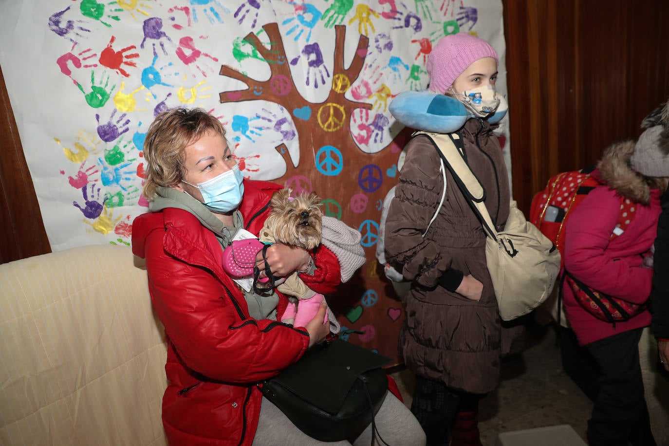 Más de 300 voluntarios han trabajado para adecuar el colegio San José para su llegada: «Hemos conseguido montar una casa para cincuenta personas en dos días»