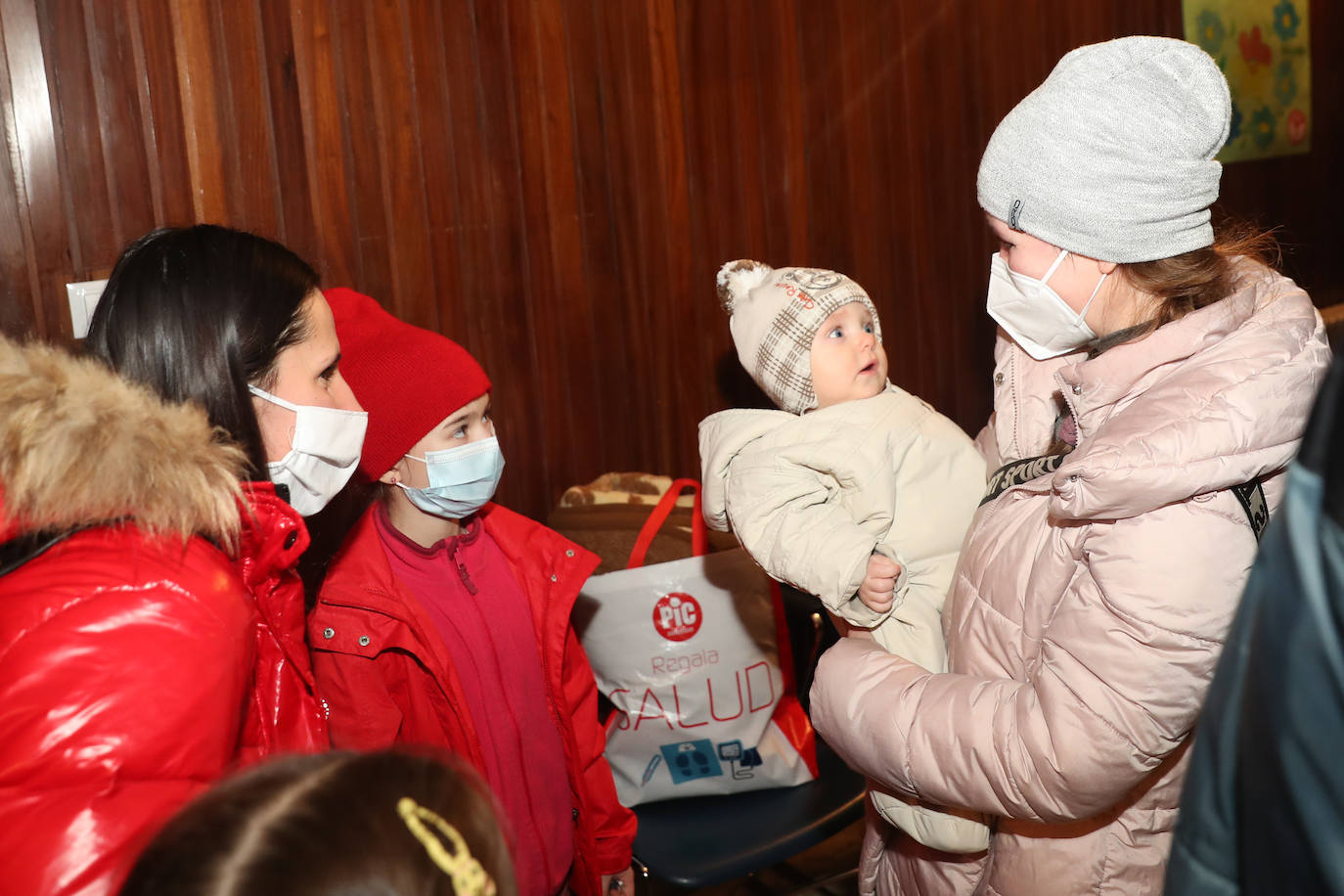 Más de 300 voluntarios han trabajado para adecuar el colegio San José para su llegada: «Hemos conseguido montar una casa para cincuenta personas en dos días»