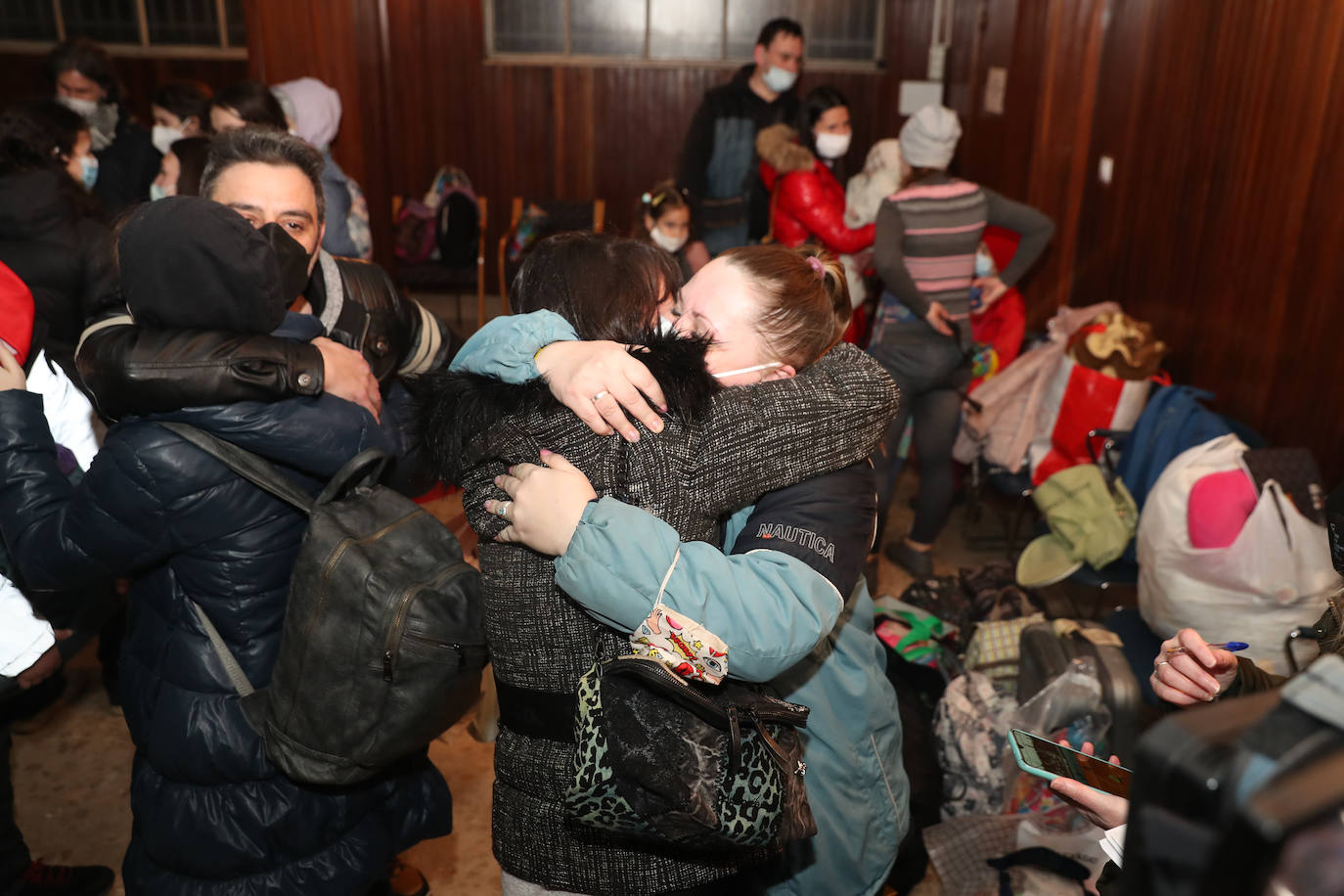 Más de 300 voluntarios han trabajado para adecuar el colegio San José para su llegada: «Hemos conseguido montar una casa para cincuenta personas en dos días»