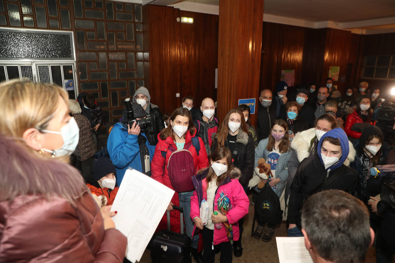 Más de 300 voluntarios han trabajado para adecuar el colegio San José para su llegada: «Hemos conseguido montar una casa para cincuenta personas en dos días»