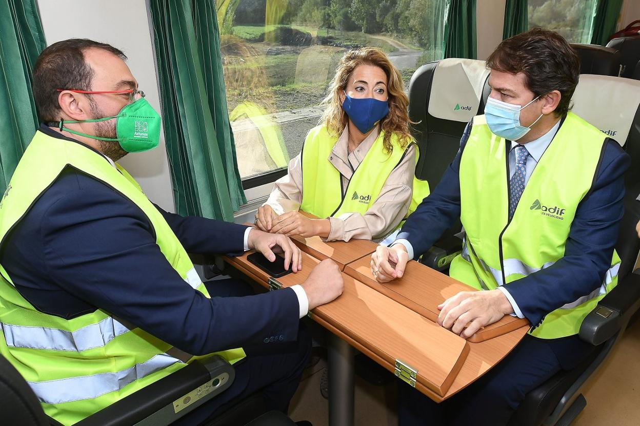 Barbón y Mañueco, junto a la ministra Raquel Sánchez, en el primer viaje por la variante. 