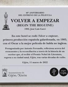 Imagen secundaria 2 - El acto conmemorativo de 'Volver a empezar' y la placa colocada en Hotel Asturias 
