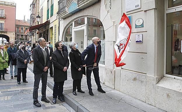 La placa en homenaje a 'Volver a empezar' colocada en el Hotel Asturias 