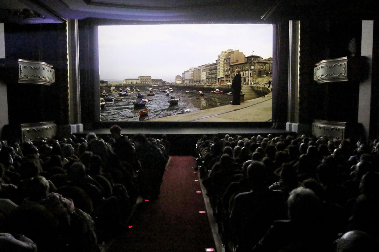 Antonio Ferrandis, en pantalla, mirando al Muelle en el inicio de la proyección en el Jovellanos de 'Volver a empezar'. 