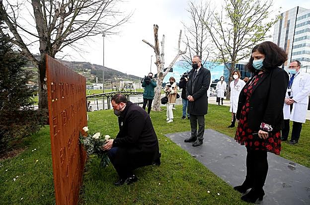 El presidente del Principado deposita un ramo de flores ante el Texu l'Alcordanza que recuerda a las víctimas de la covid. 