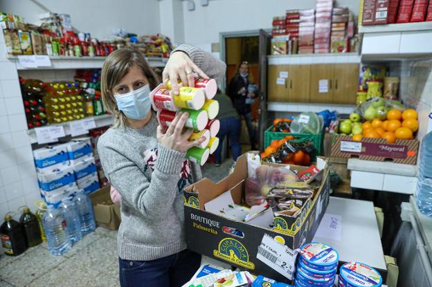 La despensa está llena de alimentos.