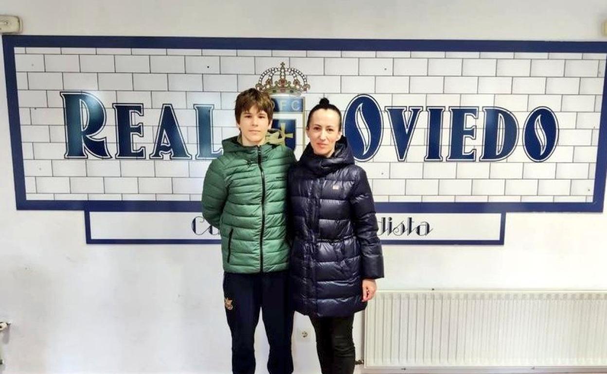 Los refugiados recién llegados a Oviedo y acogidos por el club azul.