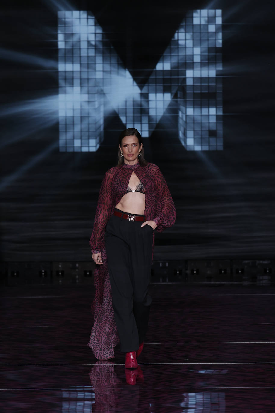 En la última jornada de los diseñadores consagrados en Mercedes-benz Fashion Week Madrid (MBFWMadrid) ha resonado un nombre asturiano, el de la gijonesa Paula Carrizo, que abrió el desfile de Fely Campo. Por otra parte, Redondo Brand mostró sus propuestas por primera vez en la Semana de la Moda, alzándose con el galardón a la mejor colección de la 75 edición. 