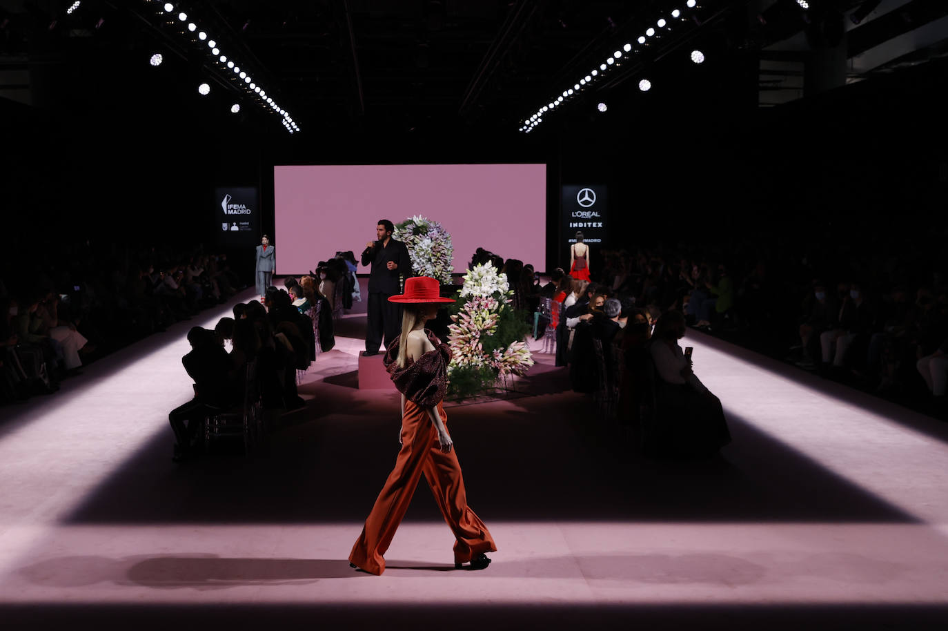 En la última jornada de los diseñadores consagrados en Mercedes-benz Fashion Week Madrid (MBFWMadrid) ha resonado un nombre asturiano, el de la gijonesa Paula Carrizo, que abrió el desfile de Fely Campo. Por otra parte, Redondo Brand mostró sus propuestas por primera vez en la Semana de la Moda, alzándose con el galardón a la mejor colección de la 75 edición. 