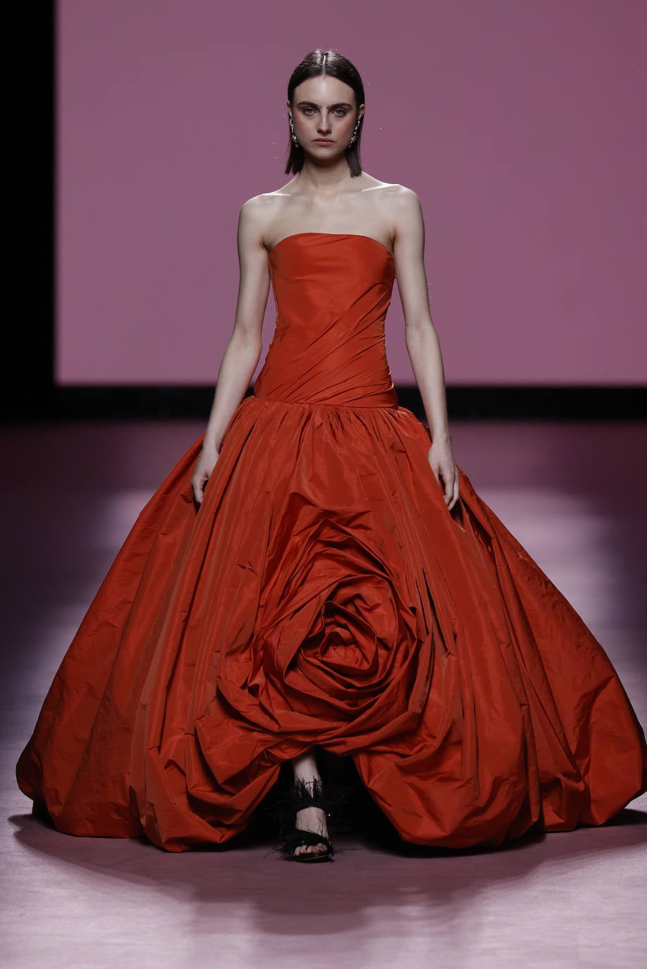 En la última jornada de los diseñadores consagrados en Mercedes-benz Fashion Week Madrid (MBFWMadrid) ha resonado un nombre asturiano, el de la gijonesa Paula Carrizo, que abrió el desfile de Fely Campo. Por otra parte, Redondo Brand mostró sus propuestas por primera vez en la Semana de la Moda, alzándose con el galardón a la mejor colección de la 75 edición. 