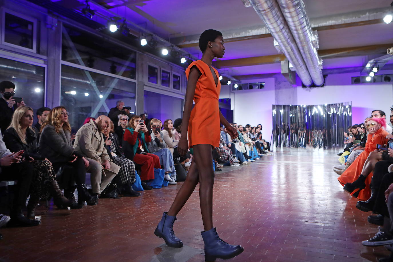 En la última jornada de los diseñadores consagrados en Mercedes-benz Fashion Week Madrid (MBFWMadrid) ha resonado un nombre asturiano, el de la gijonesa Paula Carrizo, que abrió el desfile de Fely Campo. Por otra parte, Redondo Brand mostró sus propuestas por primera vez en la Semana de la Moda, alzándose con el galardón a la mejor colección de la 75 edición. 