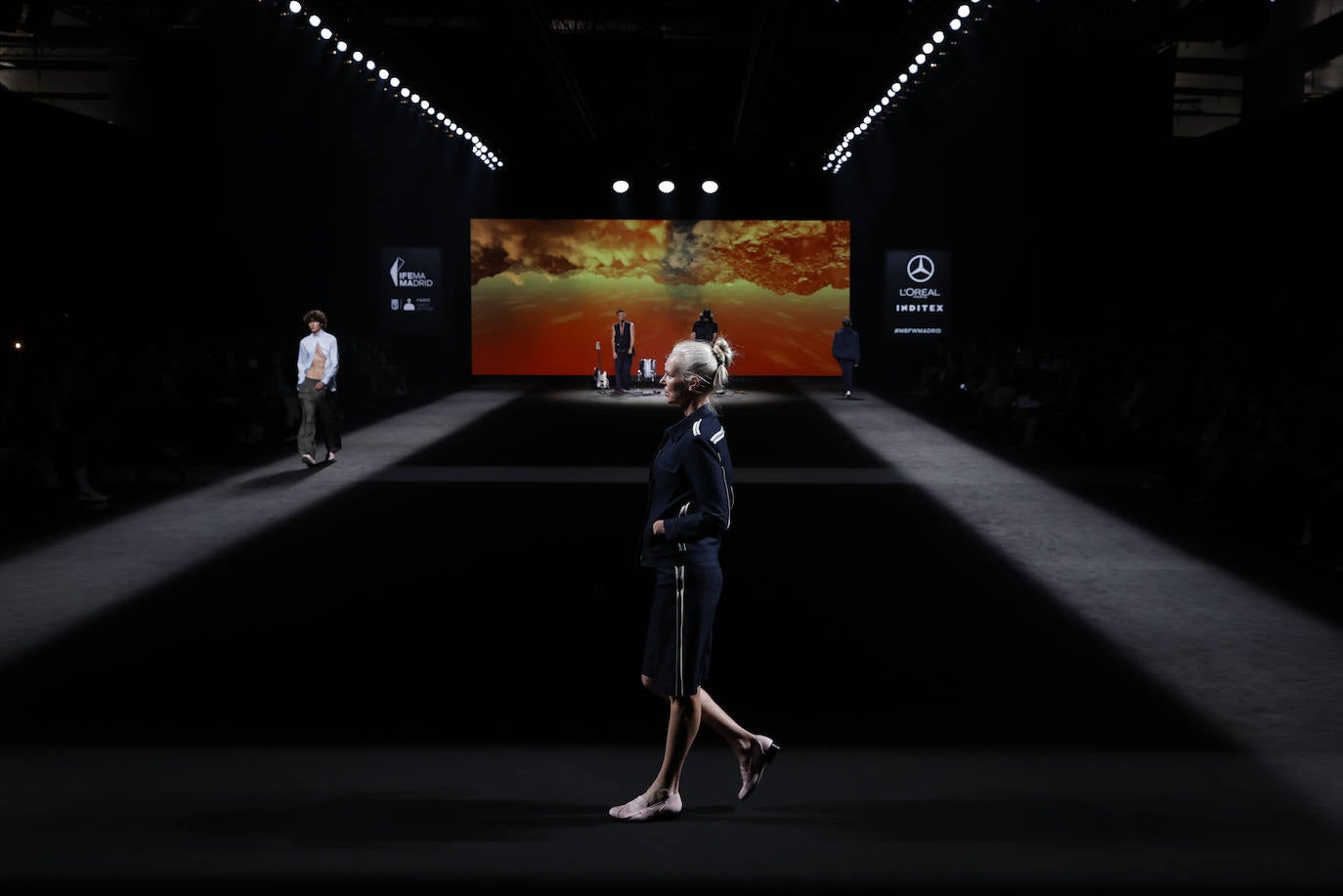 En la última jornada de los diseñadores consagrados en Mercedes-benz Fashion Week Madrid (MBFWMadrid) ha resonado un nombre asturiano, el de la gijonesa Paula Carrizo, que abrió el desfile de Fely Campo. Por otra parte, Redondo Brand mostró sus propuestas por primera vez en la Semana de la Moda, alzándose con el galardón a la mejor colección de la 75 edición. 