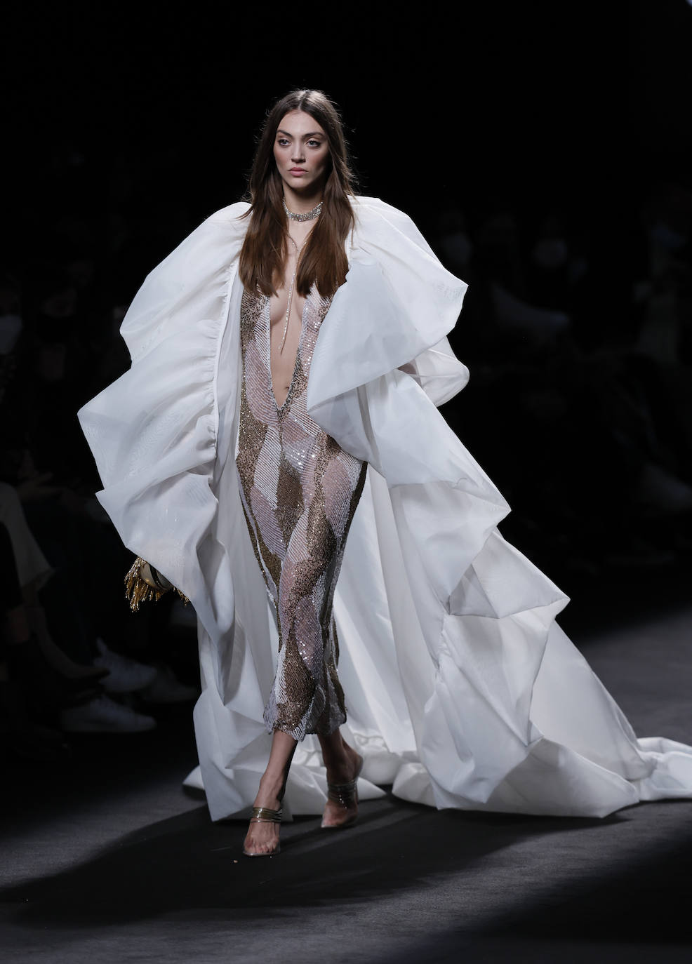 En la última jornada de los diseñadores consagrados en Mercedes-benz Fashion Week Madrid (MBFWMadrid) ha resonado un nombre asturiano, el de la gijonesa Paula Carrizo, que abrió el desfile de Fely Campo. Por otra parte, Redondo Brand mostró sus propuestas por primera vez en la Semana de la Moda, alzándose con el galardón a la mejor colección de la 75 edición. 