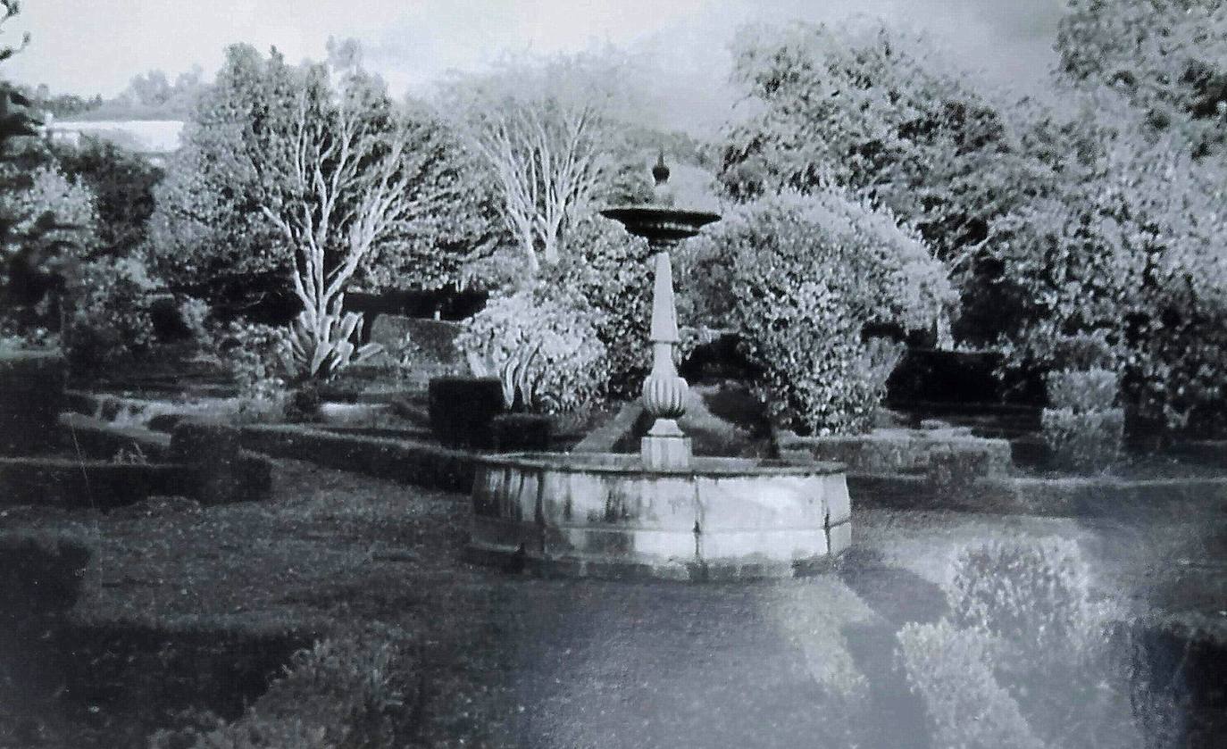 El «mejor jardín francés de Asturias», de acuerdo con el doctor geógrafo Rodrigo Álvarez Brecht, situado en el mayor latifundio de Gijón y una de las mayores fincas de toda Asturias: la quinta de Peñafrancia (Deva). En esta vasta posesión de los hermanos Armada Barcáiztegui se celebran siete siglos de historia. En la imagen, Fuente de mármol y piedra del siglo XIX en la plazoleta central del jardín francés hacia 1951.