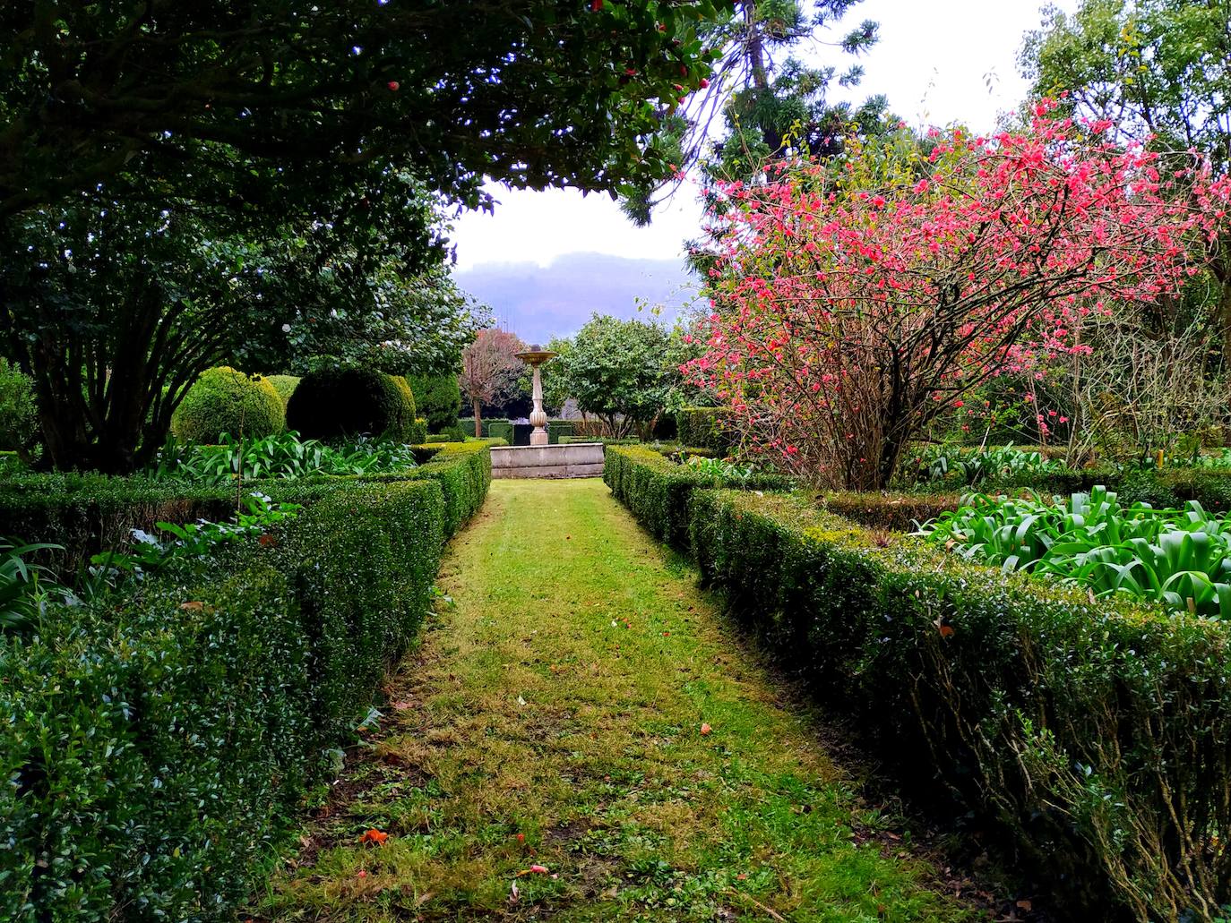 Vista en profundidad del jardín francés con la fuente decimonónica al fondo.