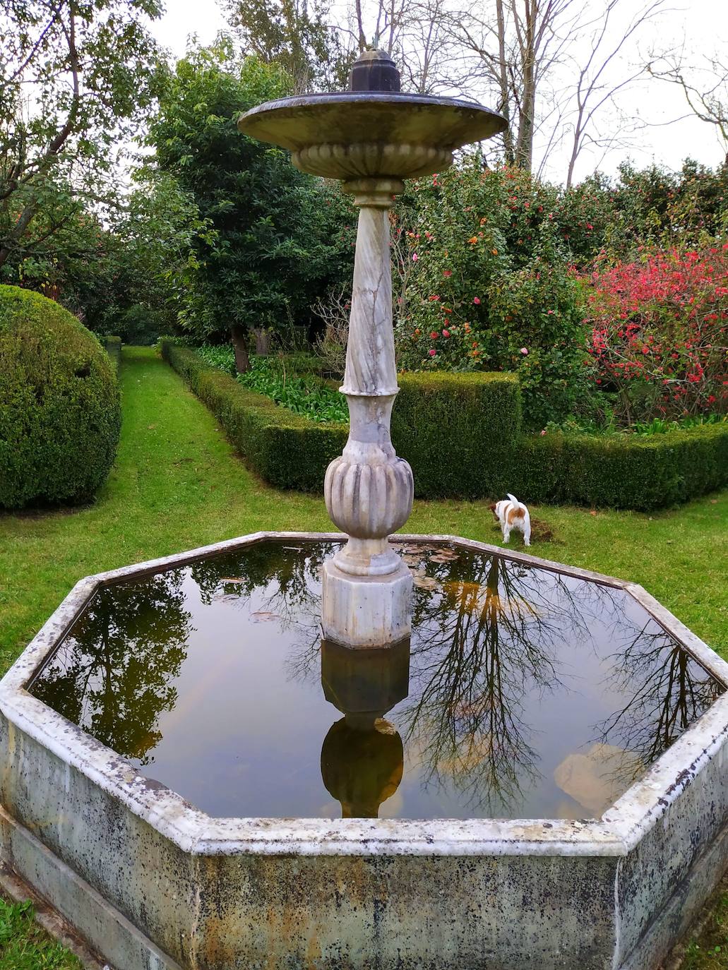 Fuente decimonónica de mármol que es igual a la grande del jardín simétrico de Villa María.