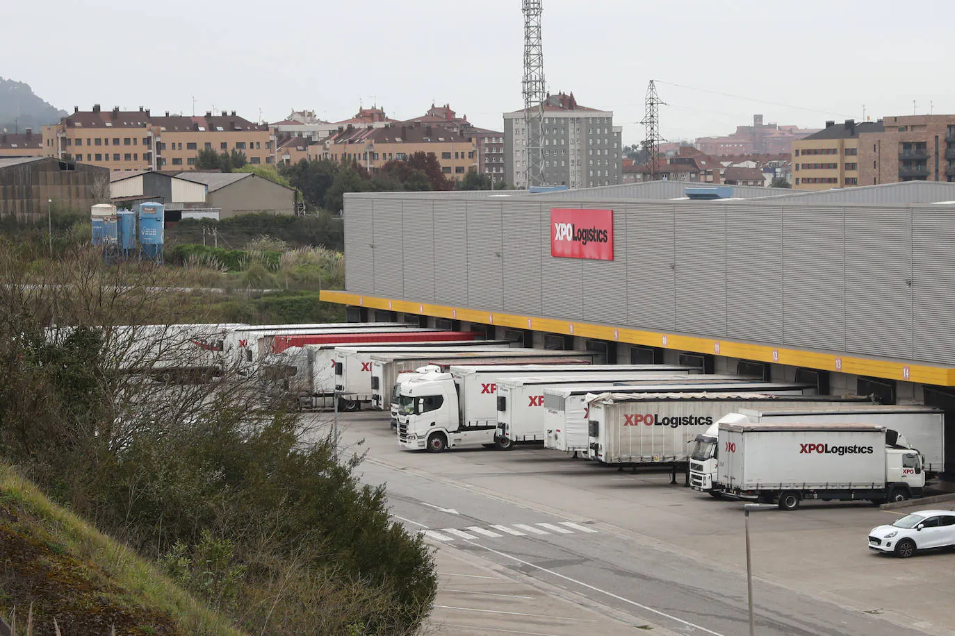 La huelga de transportistas ha comenzado este lunes. El paro será indefinido para reivindicar una bajada del precio del combustible. La primera jornada de paros deja a los camiones pesados parados. La patronal Asetra denuncia que «a los que queremos trabajar, no nos dejan»