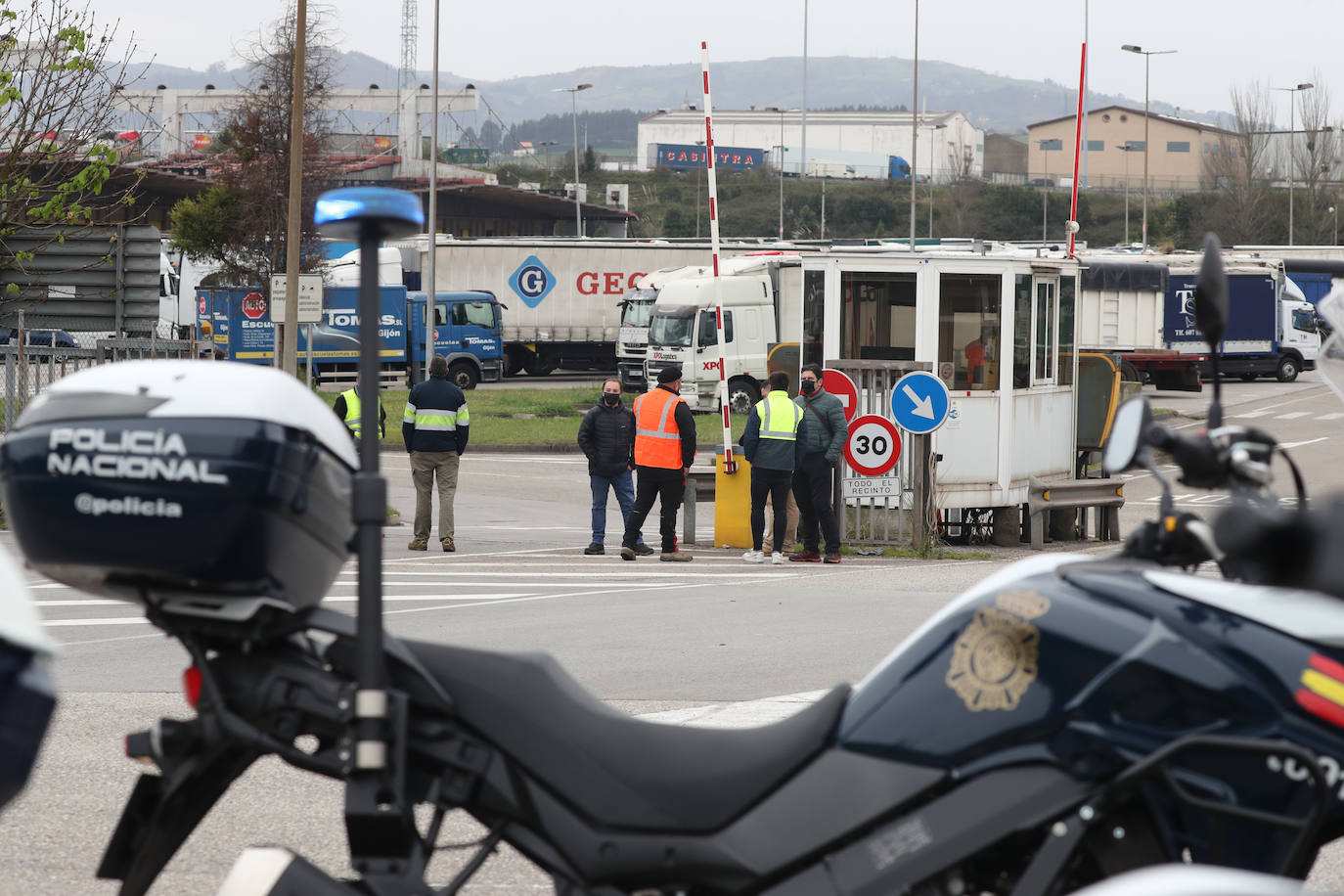 La huelga de transportistas ha comenzado este lunes. El paro será indefinido para reivindicar una bajada del precio del combustible. La primera jornada de paros deja a los camiones pesados parados. La patronal Asetra denuncia que «a los que queremos trabajar, no nos dejan»