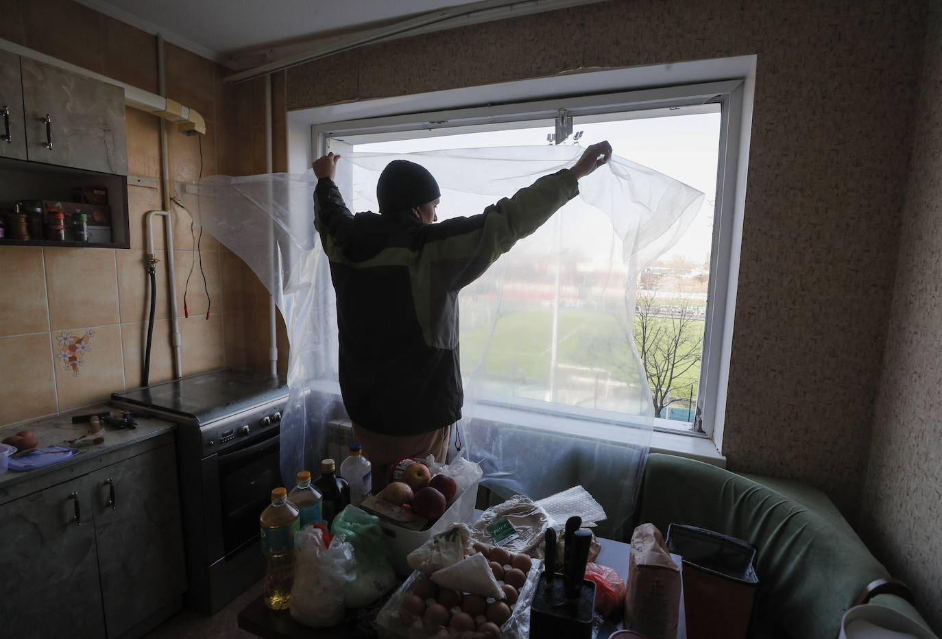 Bomberos ucranianos trabajan dentro de un edificio dañado después de un bombardeo en Kharkiv, Ucrania.