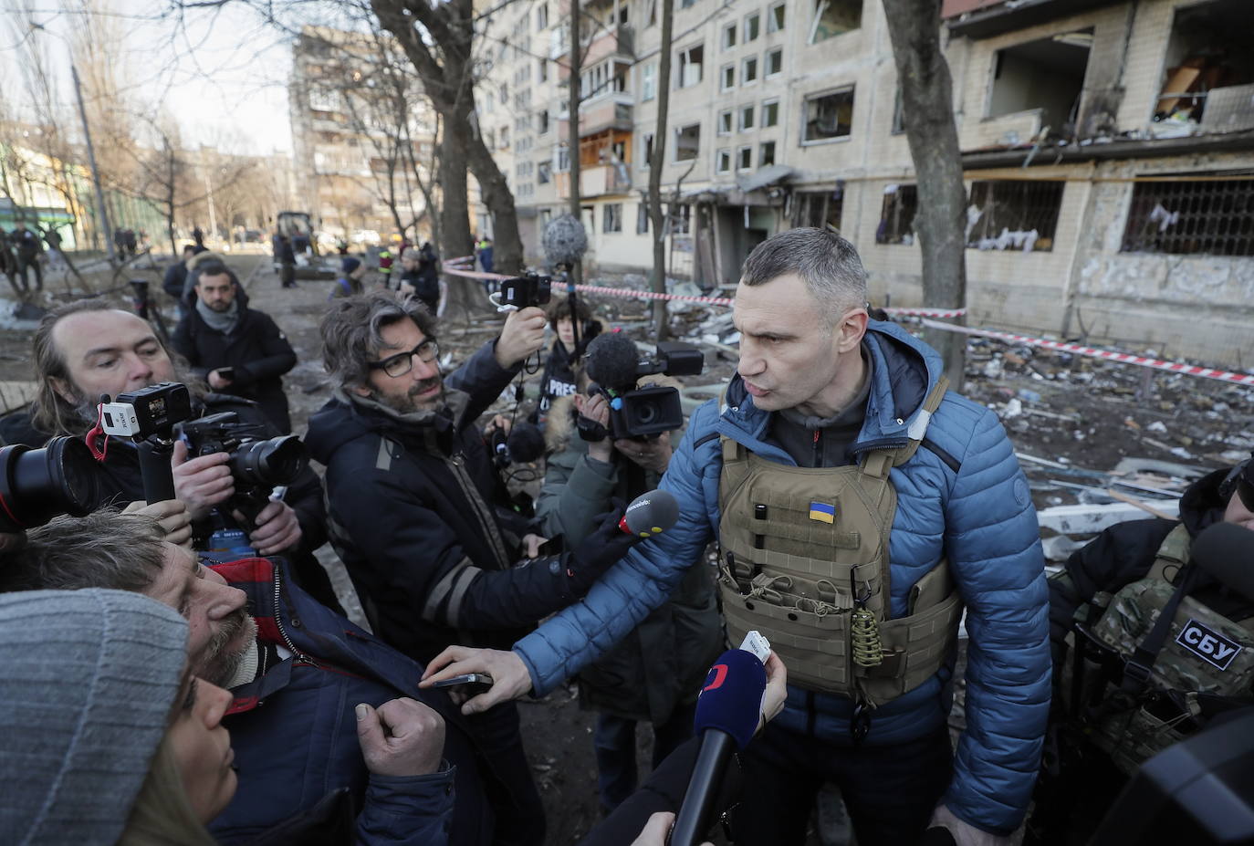 Bomberos ucranianos trabajan dentro de un edificio dañado después de un bombardeo en Kharkiv, Ucrania.
