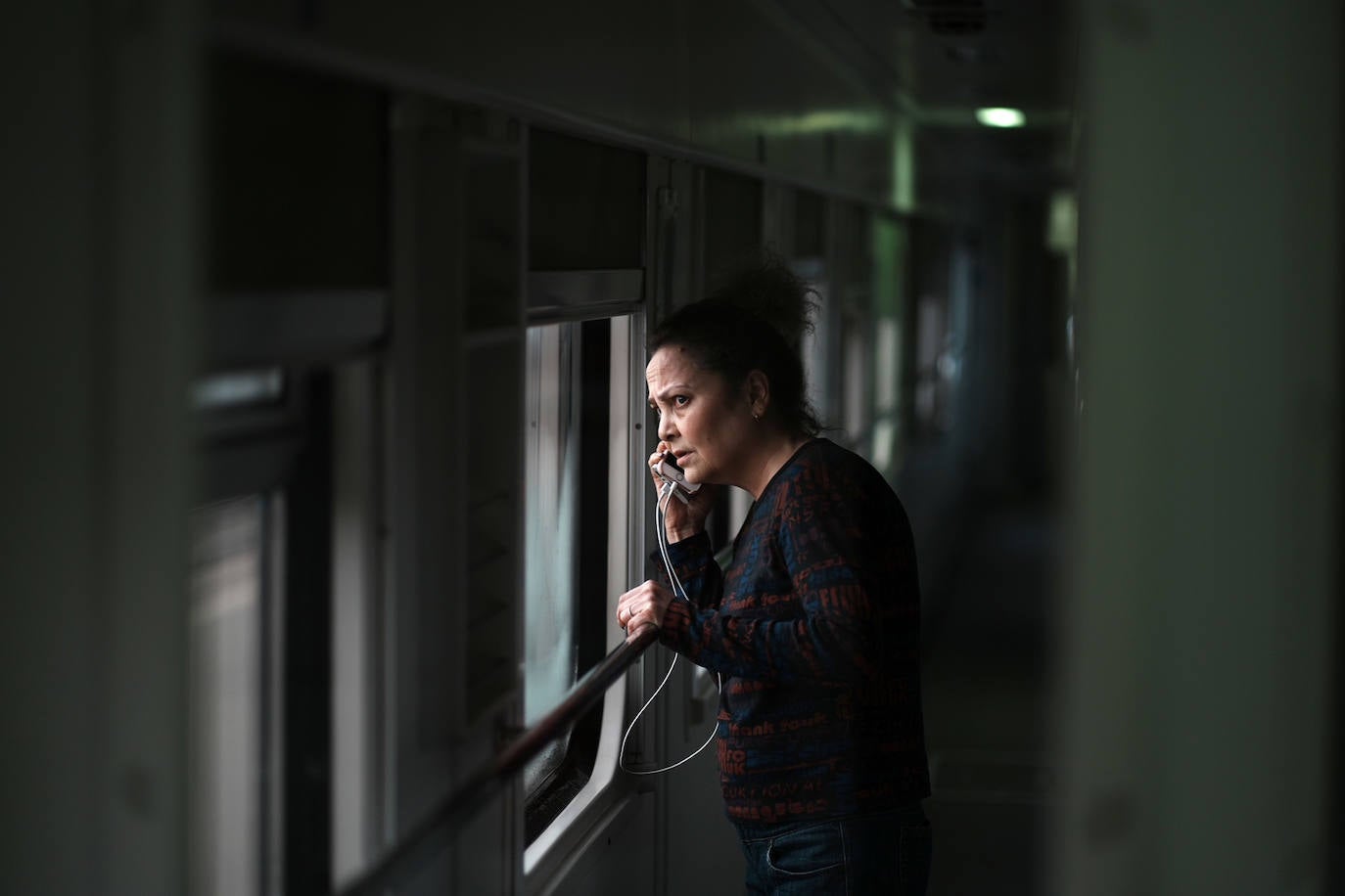 Bomberos ucranianos trabajan dentro de un edificio dañado después de un bombardeo en Kharkiv, Ucrania.