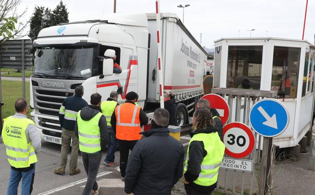 Seguimiento «masivo» de la huelga del transporte en Asturias: «Las empresas tienen que volver a la rentabilidad»