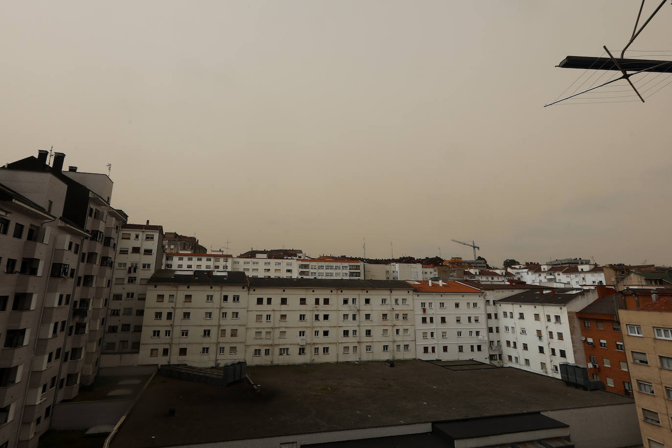 La intrusión de una gran masa en suspensión está dejando las calles y los coches de media España cubiertos de polvo rojo. En Asturias este polvo sahariano también se ha dejado notar y en zonas como el puerto de San Isidro se apreciaba con más intensidad.