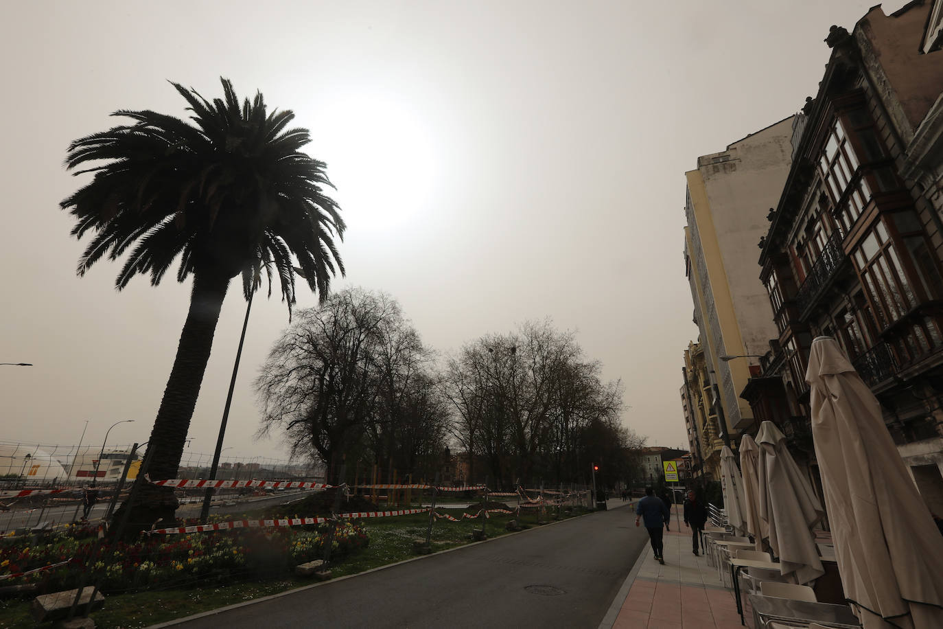 La intrusión de una gran masa en suspensión está dejando las calles y los coches de media España cubiertos de polvo rojo. En Asturias este polvo sahariano también se ha dejado notar y en zonas como el puerto de San Isidro se apreciaba con más intensidad.