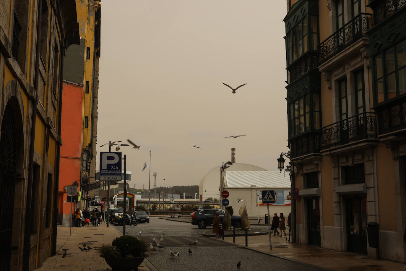 La intrusión de una gran masa en suspensión está dejando las calles y los coches de media España cubiertos de polvo rojo. En Asturias este polvo sahariano también se ha dejado notar y en zonas como el puerto de San Isidro se apreciaba con más intensidad.