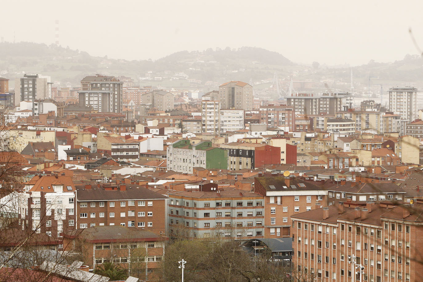 La intrusión de una gran masa en suspensión está dejando las calles y los coches de media España cubiertos de polvo rojo. En Asturias este polvo sahariano también se ha dejado notar y en zonas como el puerto de San Isidro se apreciaba con más intensidad.