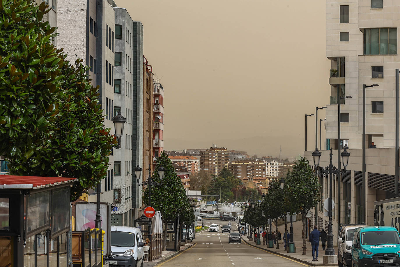 La intrusión de una gran masa en suspensión está dejando las calles y los coches de media España cubiertos de polvo rojo. En Asturias este polvo sahariano también se ha dejado notar y en zonas como el puerto de San Isidro se apreciaba con más intensidad.