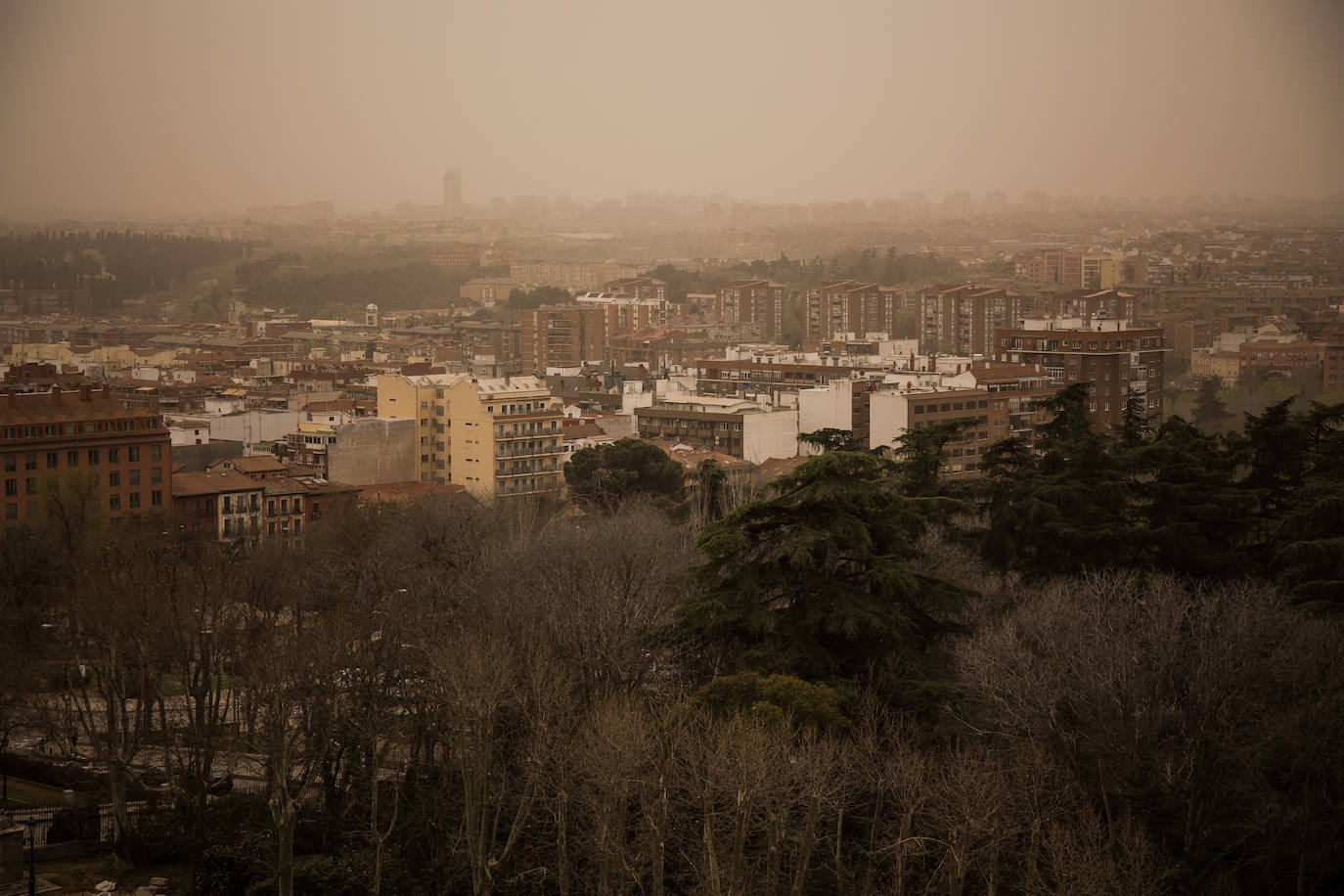 Vista general de Madrid, donde se ven los efectos de la calima en la capital.