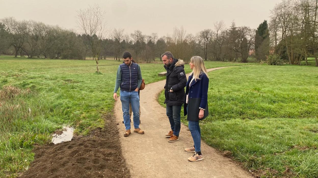 El concejal Alberto Pajares visita las mejoras realizadas en el parque. 