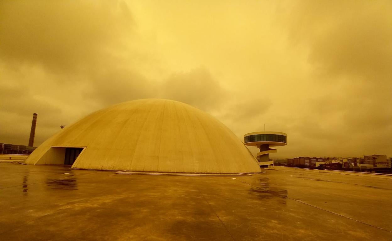 Aspecto que presentaba el cielo esta mañana, sobre el cielo del Centro Niemeyer de Avilés