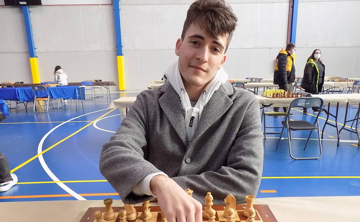 El maestro Jonás Prado, campeón de Asturias universitario
