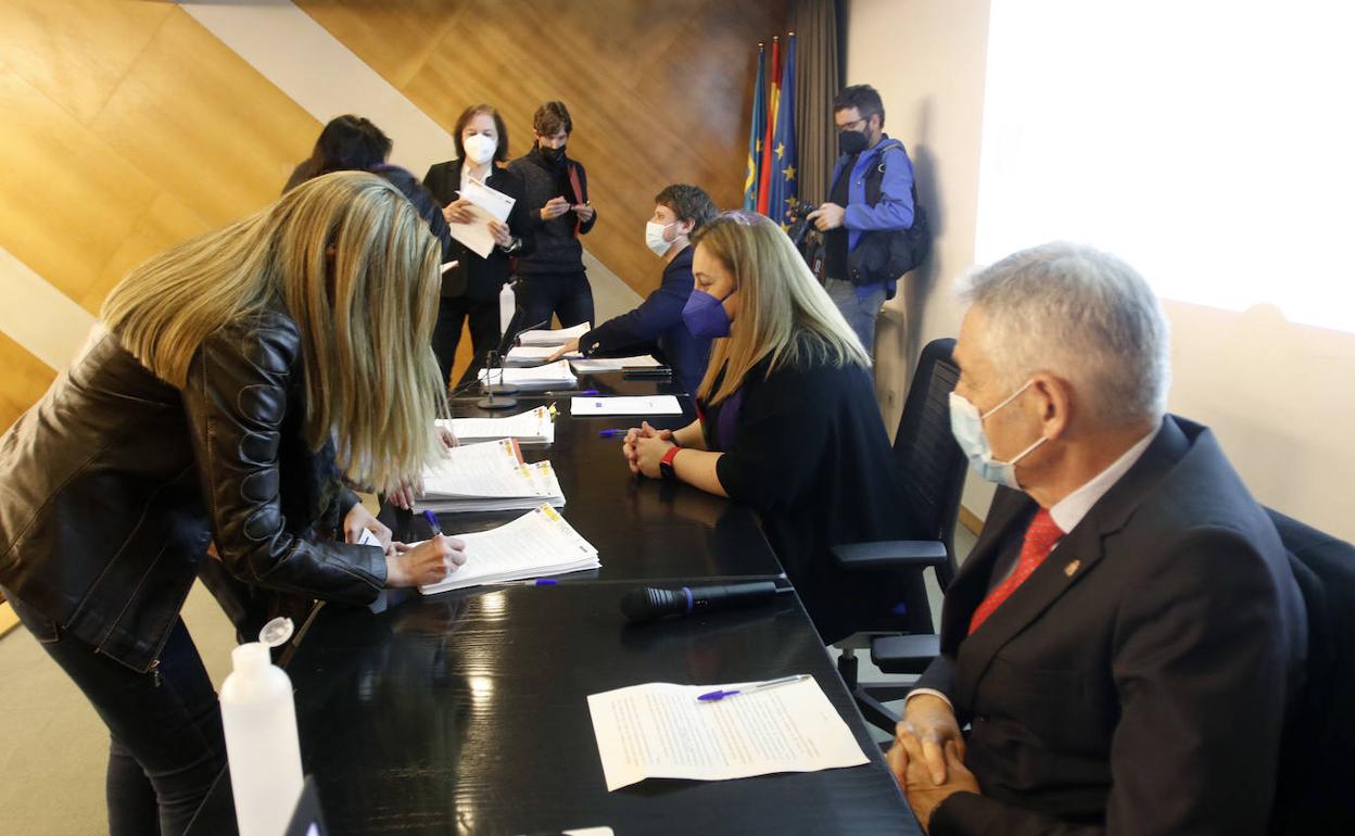 La consejera de Educación, Lydia Espina, preside la firma de los programas Proa+ . 